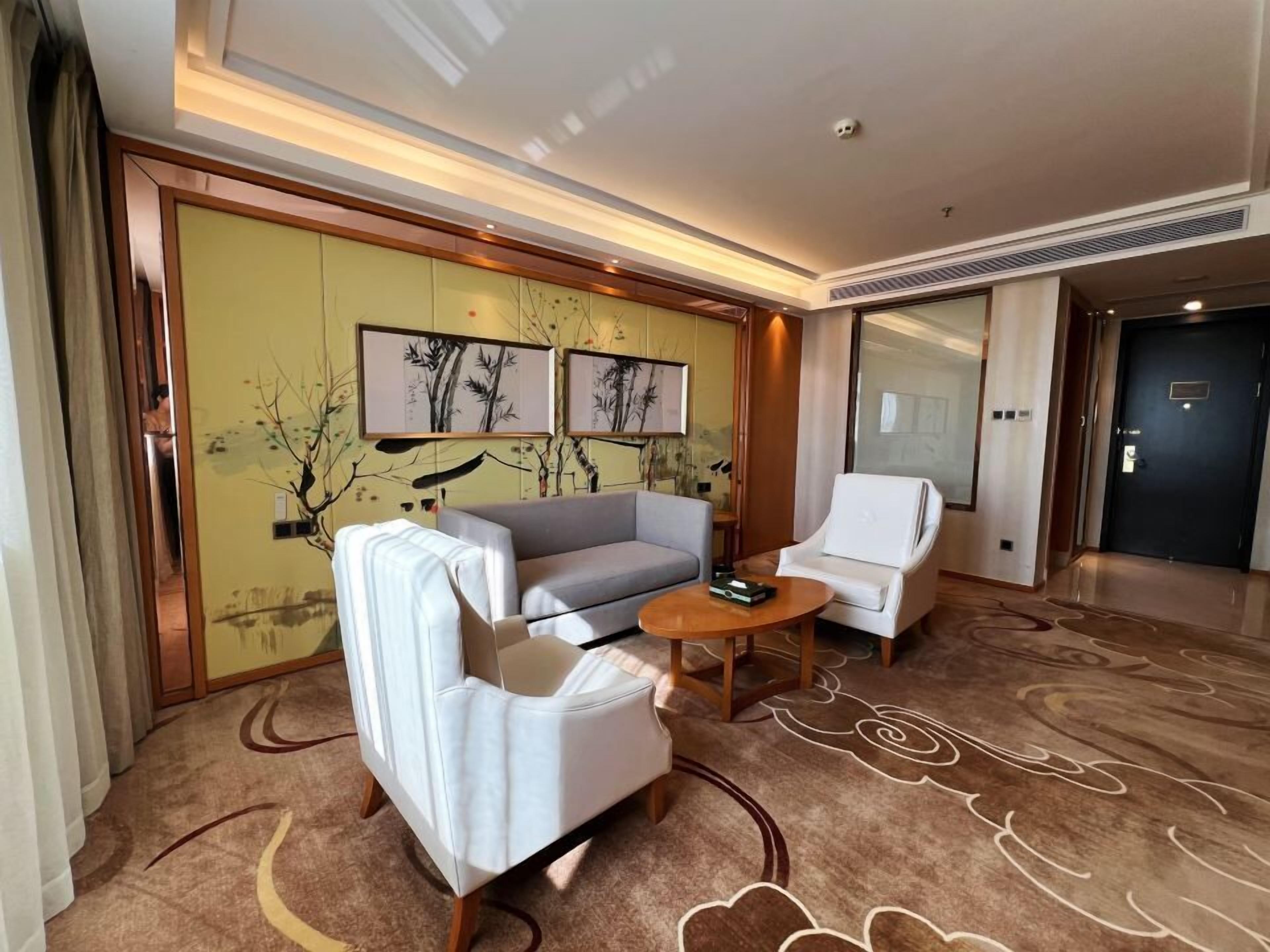 deluxe business suite  | minibar, in-room safe, desk, blackout curtains