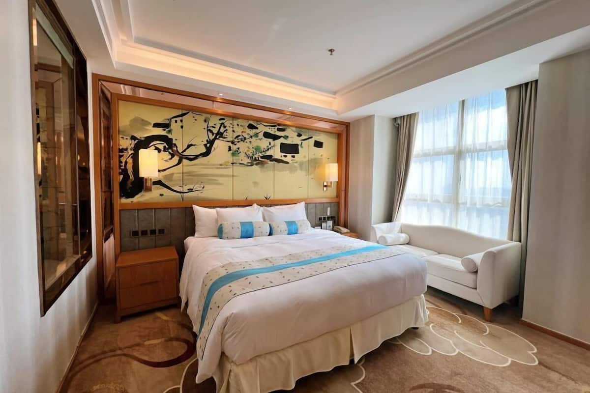 deluxe business suite  | minibar, in-room safe, desk, blackout curtains