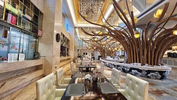 2 restaurantes, é servido café da manhã