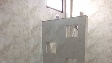 Standard Twin Room | Bathroom | Shower, free toiletries, towels