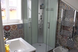 Romantic Suite, Ensuite | Bathroom | Free toiletries, hair dryer, bidet, towels - Suite De La Rosa (Palermo)