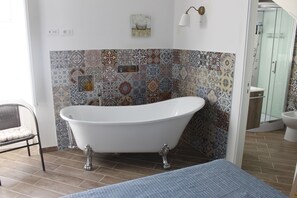 Romantic Suite, Ensuite | Deep soaking bathtub - Suite De La Rosa (Palermo)