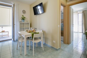 Suite Comfort, vista mare parziale | Pasti in camera