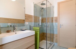 Suite Comfort, vistes parcials al mar | Bany | Dutxa, articles de tocador gratuïts, assecador de cabells i bidet 