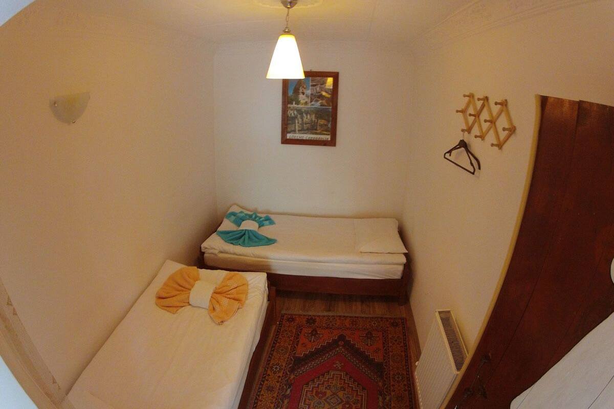 Twin Room, Shared Bathroom | Desk, WiFi (free)