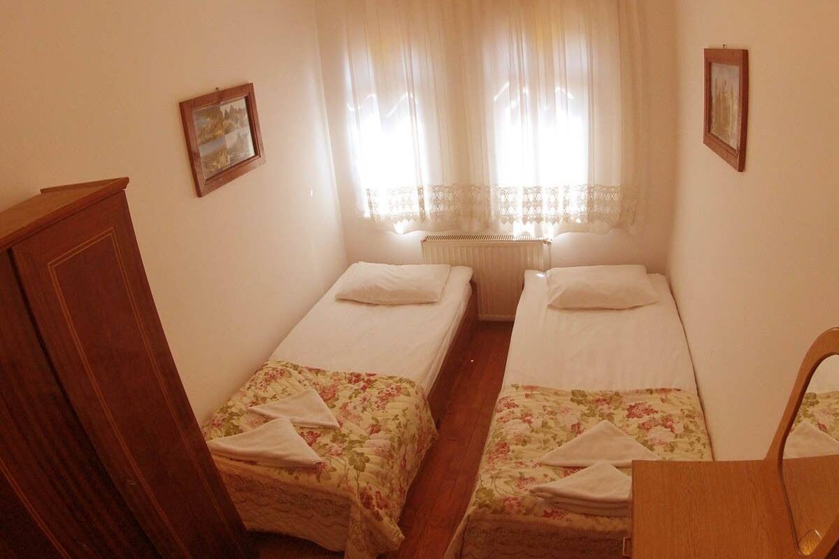Basic Twin Room | Desk, WiFi (free)