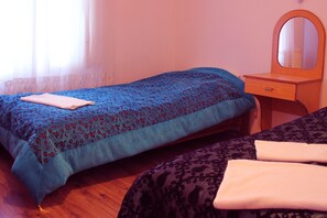 Standard Twin Room | Meja, Wi-fi percuma 