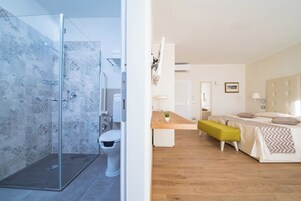 Un baño moderno con cabina de ducha de vidrio y un inodoro.