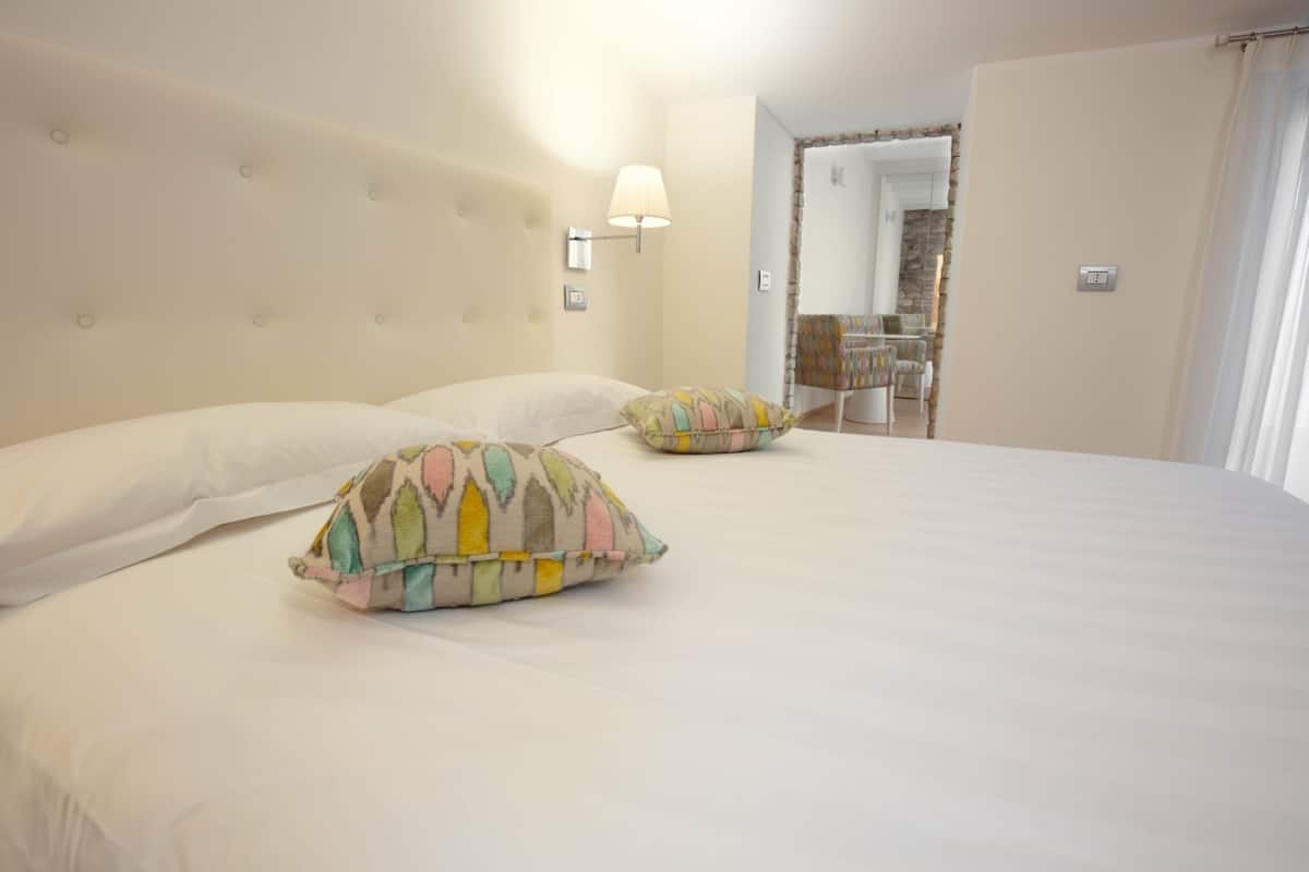 Junior Studio Suite | 1 bedroom, premium bedding, minibar, in-room safe