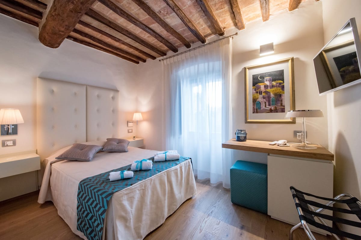 1 bedroom, premium bedding, minibar, in-room safe