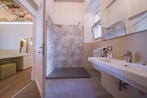Douche, douche à « effet pluie », articles de toilette gratuits
