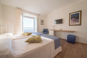 Premium bedding, minibar, in-room safe, individually decorated - Il Palazzo (Assisi)