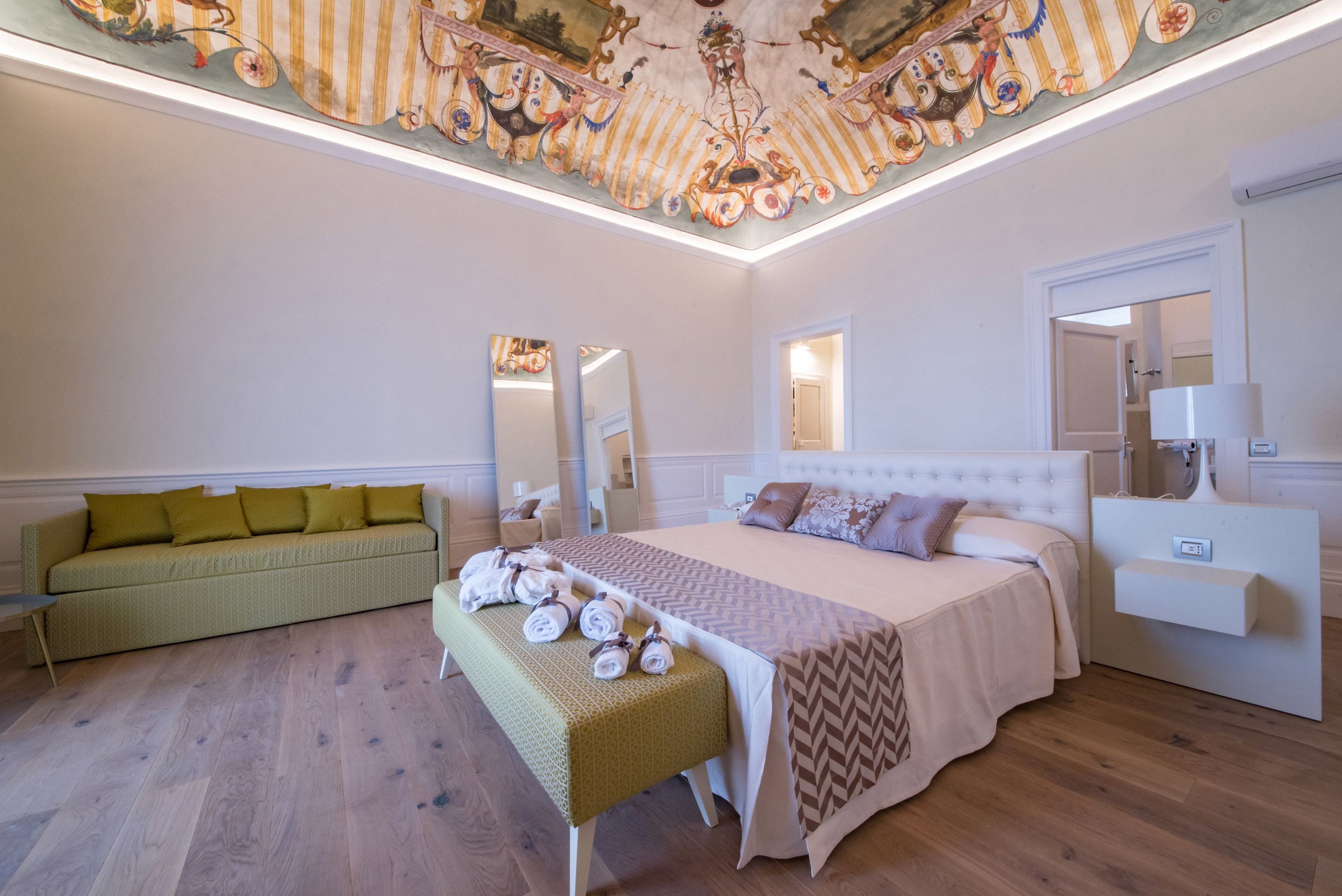 suite | 1 bedroom, premium bedding, minibar, in-room safe