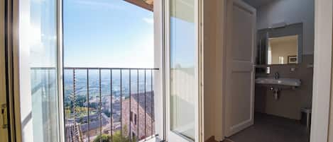 1 bedroom, premium bedding, minibar, in-room safe