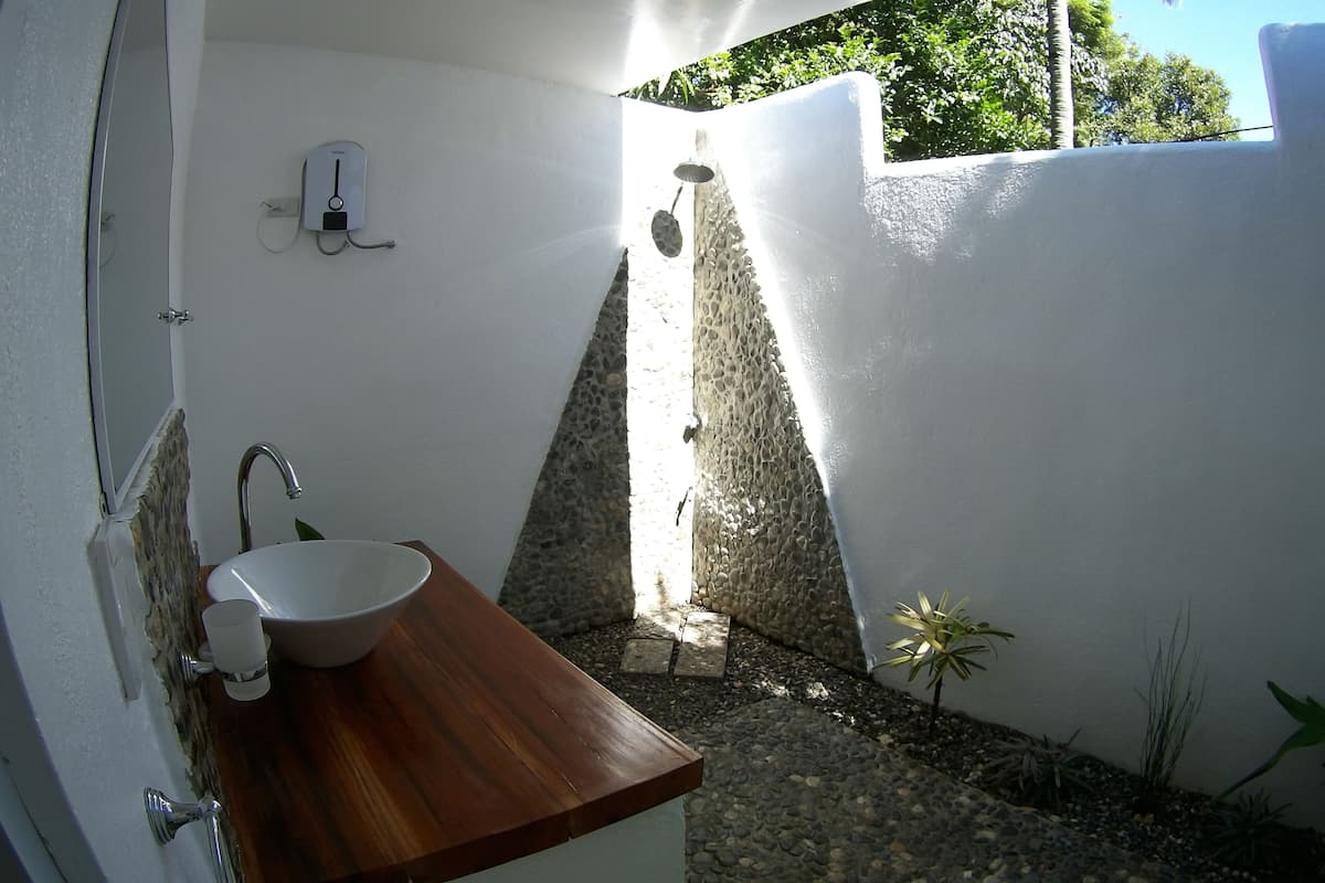 comfort bungalow, non smoking, garden view | bathroom shower