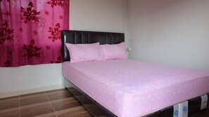 Desk, rollaway beds, free WiFi - Nakhonyok Homestay (Nakhon Nayok)