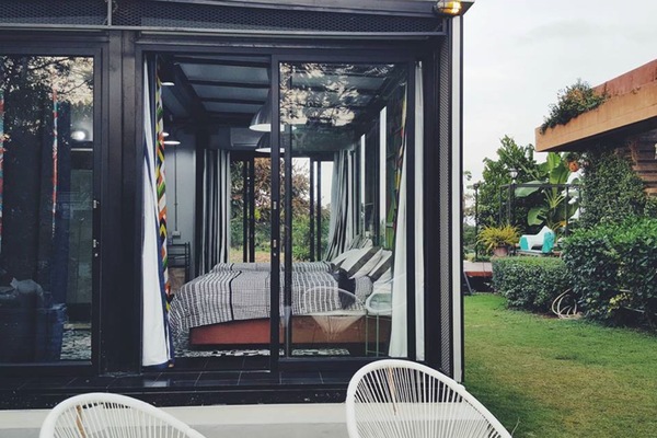 Mood of Love Room | Blackout drapes, bed sheets