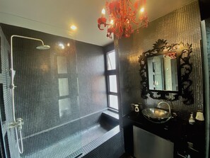 Modern Love Room | Badezimmer | Dusche, Regendusche, kostenlose Toilettenartikel, Haartrockner