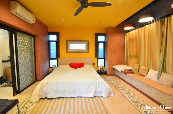 A hotel room with a bed, a ceiling fan, a window, and a curtain. - House of Love Khao Yai (Pak Chong)