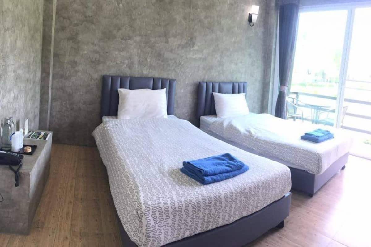 Modern Loft | Escritorio y cortinas opacas