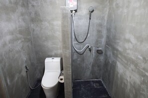 Modern Loft | Baño | Ducha y artículos de higiene personal gratuitos