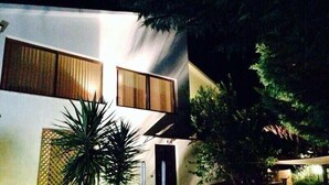 A modern building with a flat roof, large windows, and a door. - Villa Rosa (Agropoli)