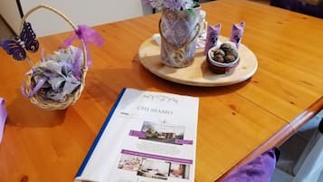 Réfrigérateur dans l'espace commun, plaque de cuisson