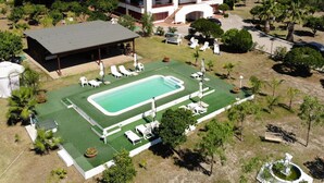 A large house with a swimming pool, a covered patio, and a view of the surrounding landscape. - B&B Villa Giada (Ginosa)