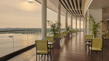 3 restaurants, breakfast, lunch, dinner served; local cuisine