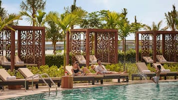 Una piscina techada, una piscina al aire libre, camas de piscina gratis