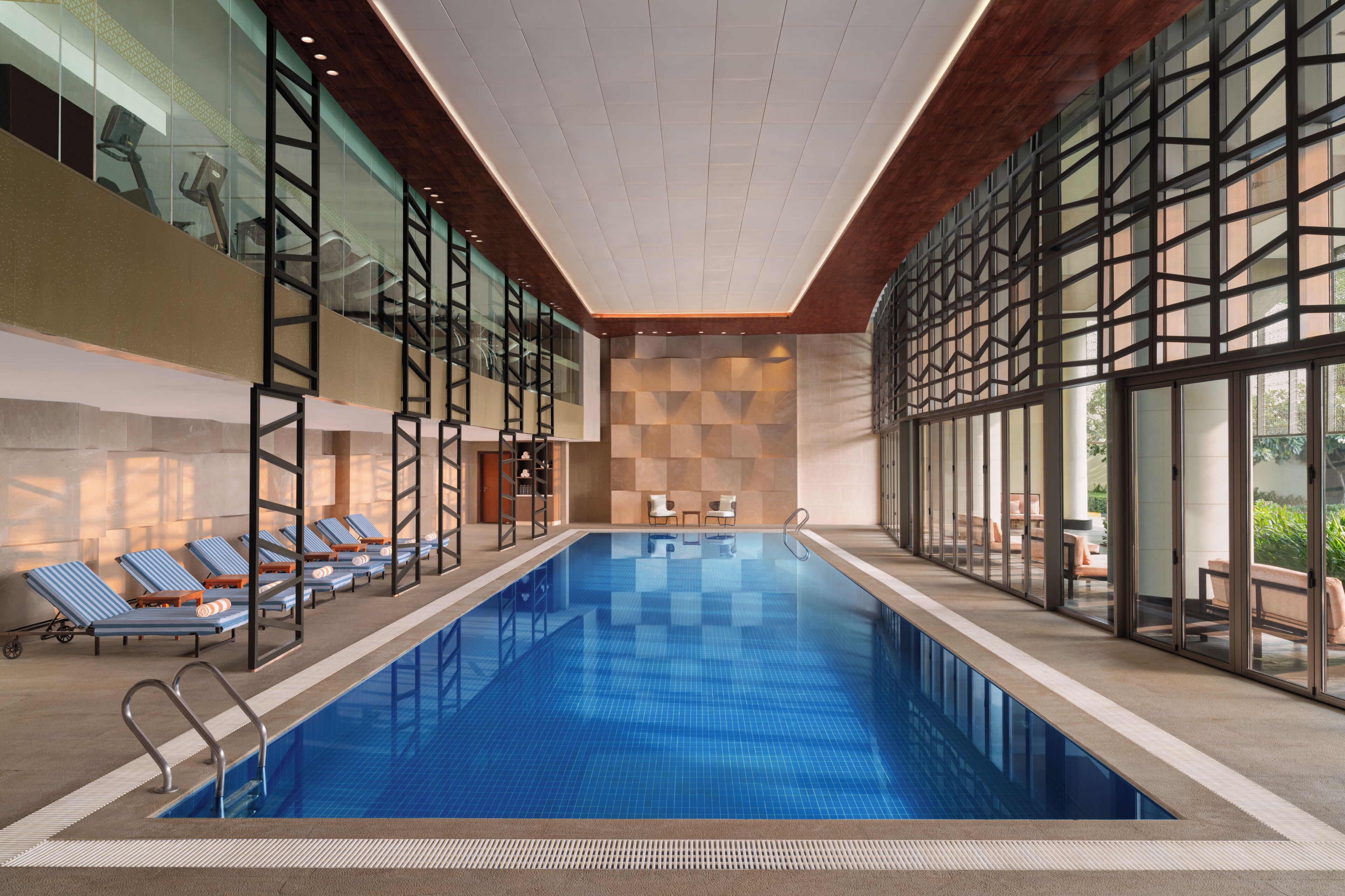 Piscine couverte, piscine extérieure, cabanons gratuits, chaises longues