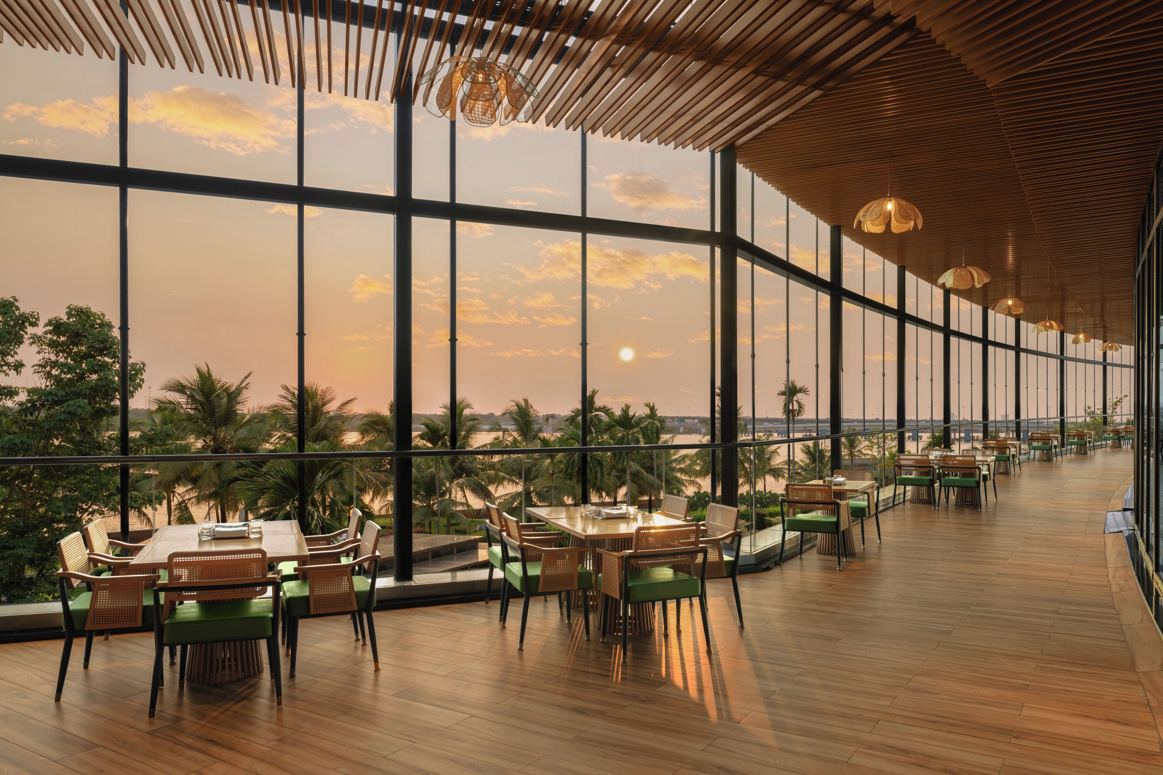 3 restaurants; breakfast, lunch, and dinner served
