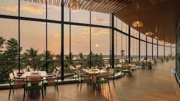 3 restaurants; breakfast, lunch, and dinner served