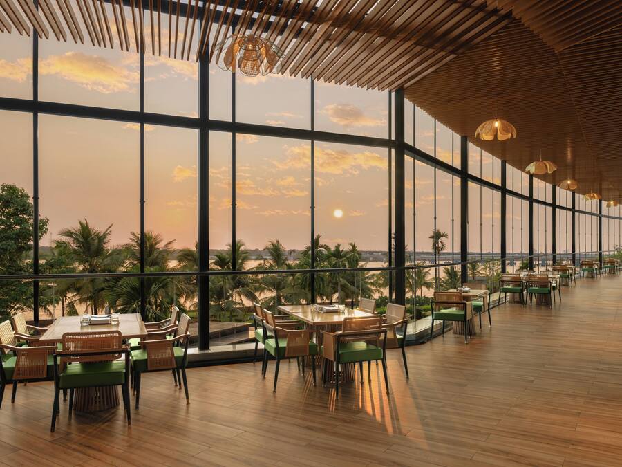 3 restaurants; breakfast, lunch and dinner served