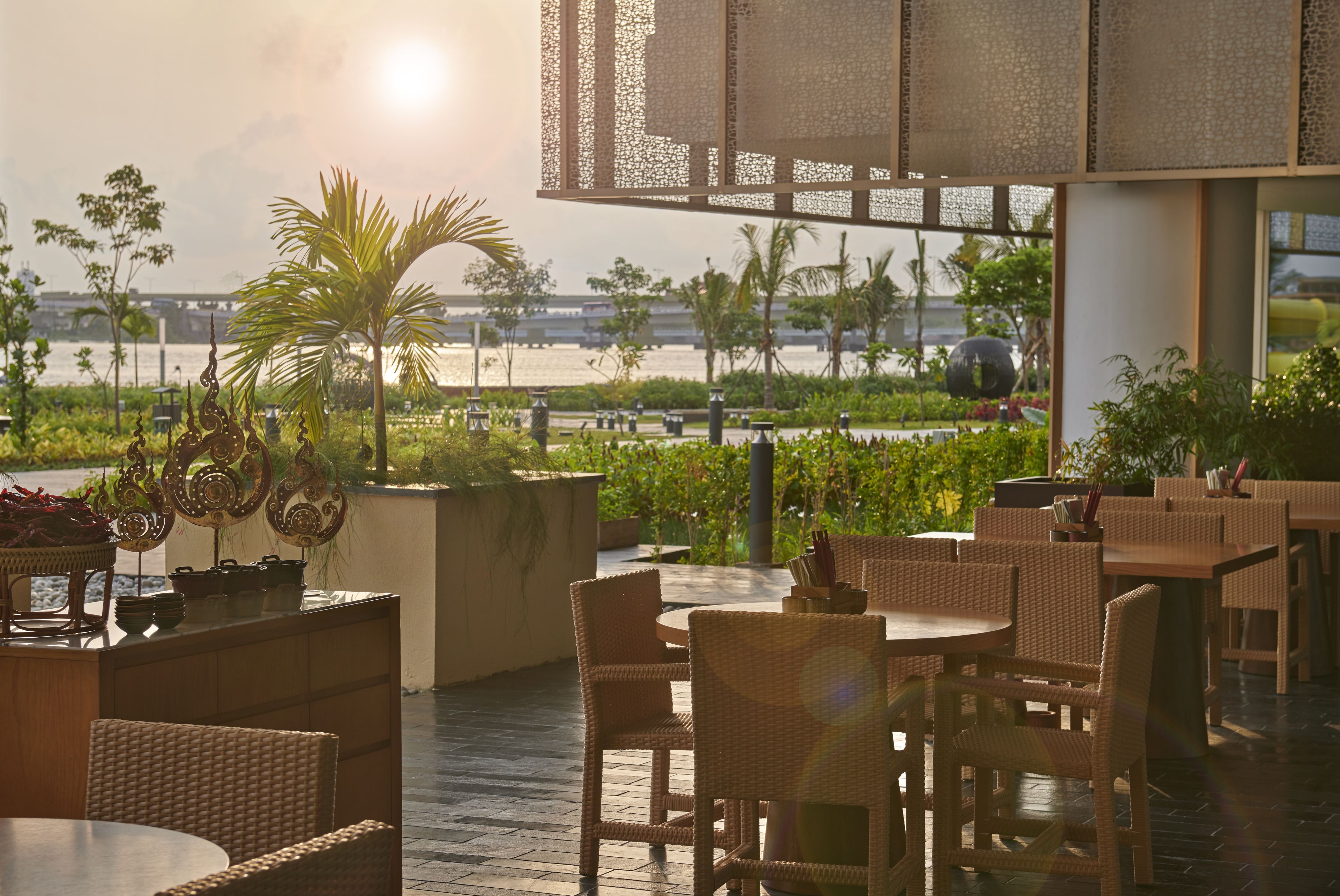 3 restaurants, breakfast, lunch, dinner served; local cuisine