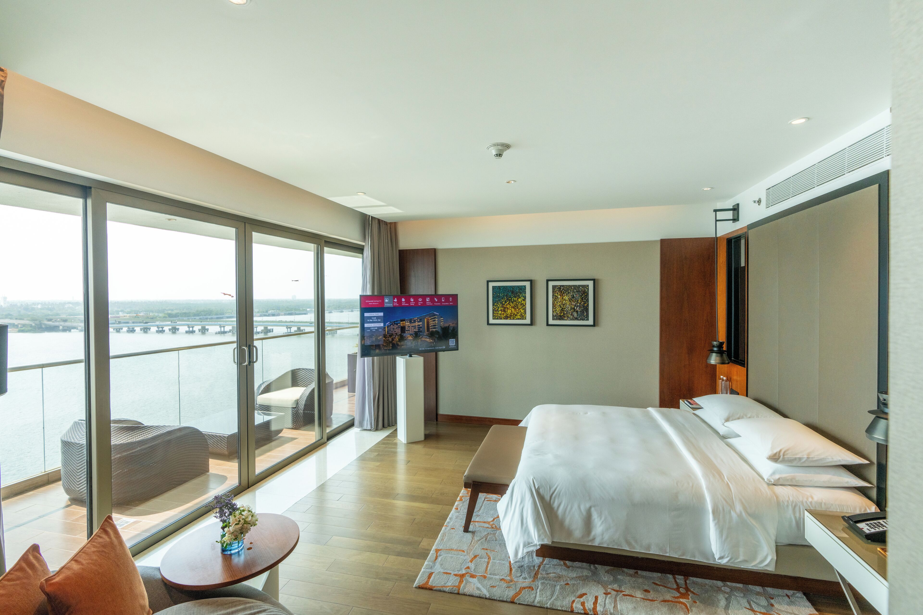 Suite Majestueuse, terrasse | Draps italiens Frette, literie de qualité supérieure, minibar