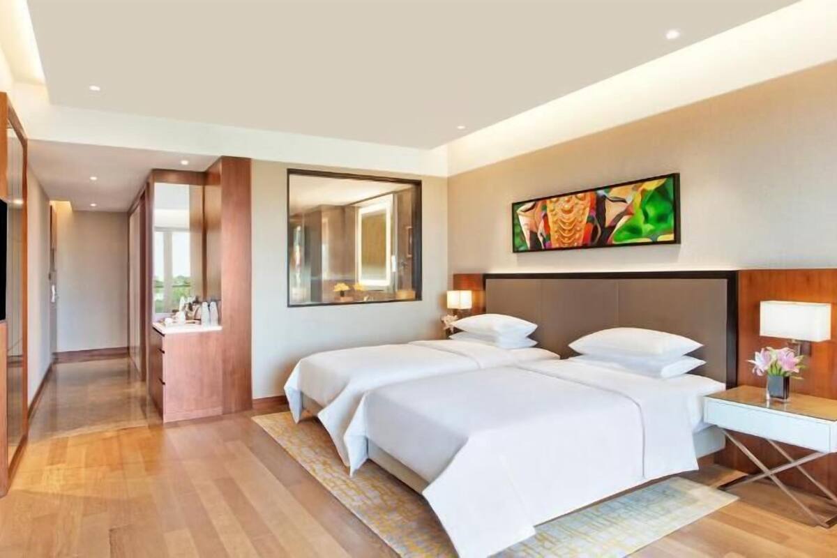 Bộ đồ giường cao cấp, minibar, két bảo mật tại phòng, bàn