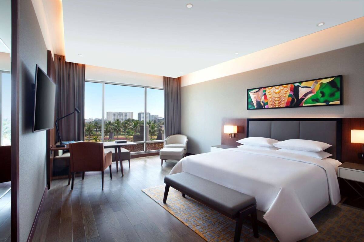 Bộ đồ giường cao cấp, minibar, két bảo mật tại phòng, bàn