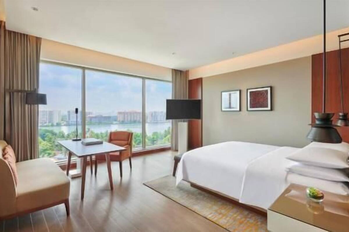 Bộ đồ giường cao cấp, minibar, két bảo mật tại phòng, bàn