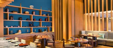 3 restaurants, breakfast, lunch, dinner served; local cuisine