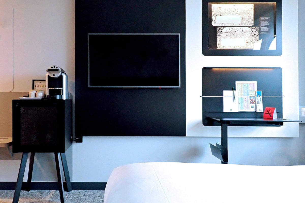 In-room safe, soundproofing, iron/ironing board, free WiFi