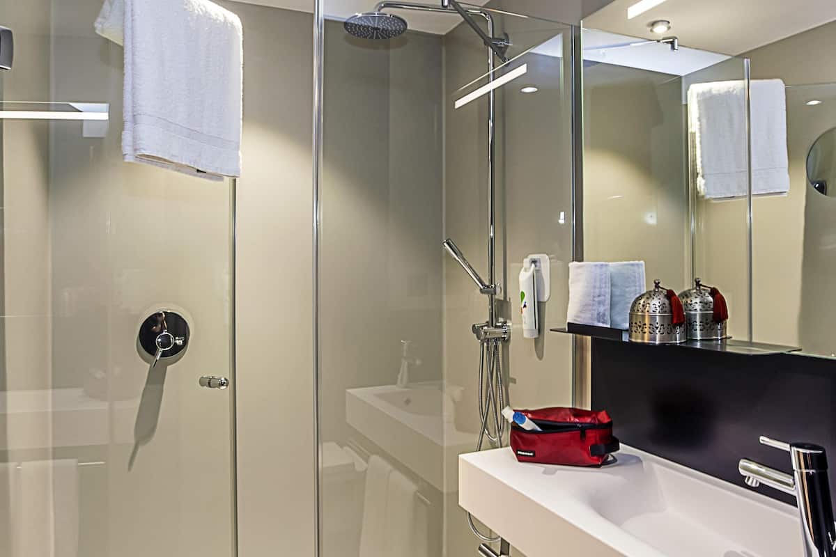 Zimmersafe, schallisolierte Zimmer, Bügeleisen/Bügelbrett