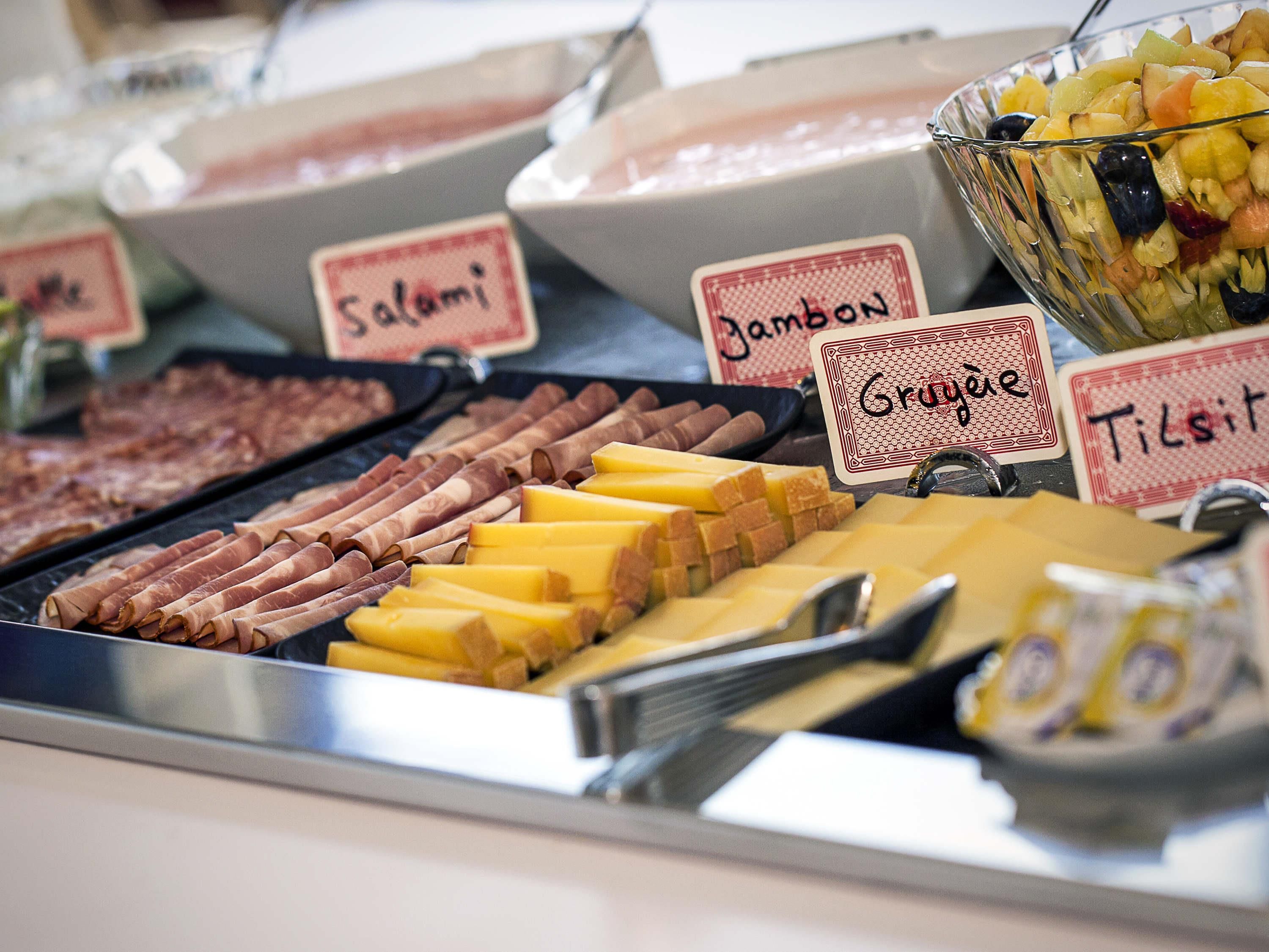 Ein Buffet mit deutlich beschrifteten Bereichen für verschiedene Speisen.