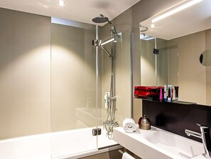 Rom – comfort, 2 enkeltsenger (Limited Edition) | Safe på rommet, lydisolert, strykejern/-brett og wi-fi (inkludert)