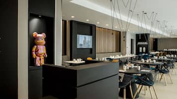 每日供应自助式早餐(每人 EUR 21)