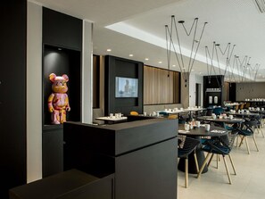 อาหารเช้าแบบบุฟเฟ่ต์ทุกวัน (EUR 21 ต่อคน)