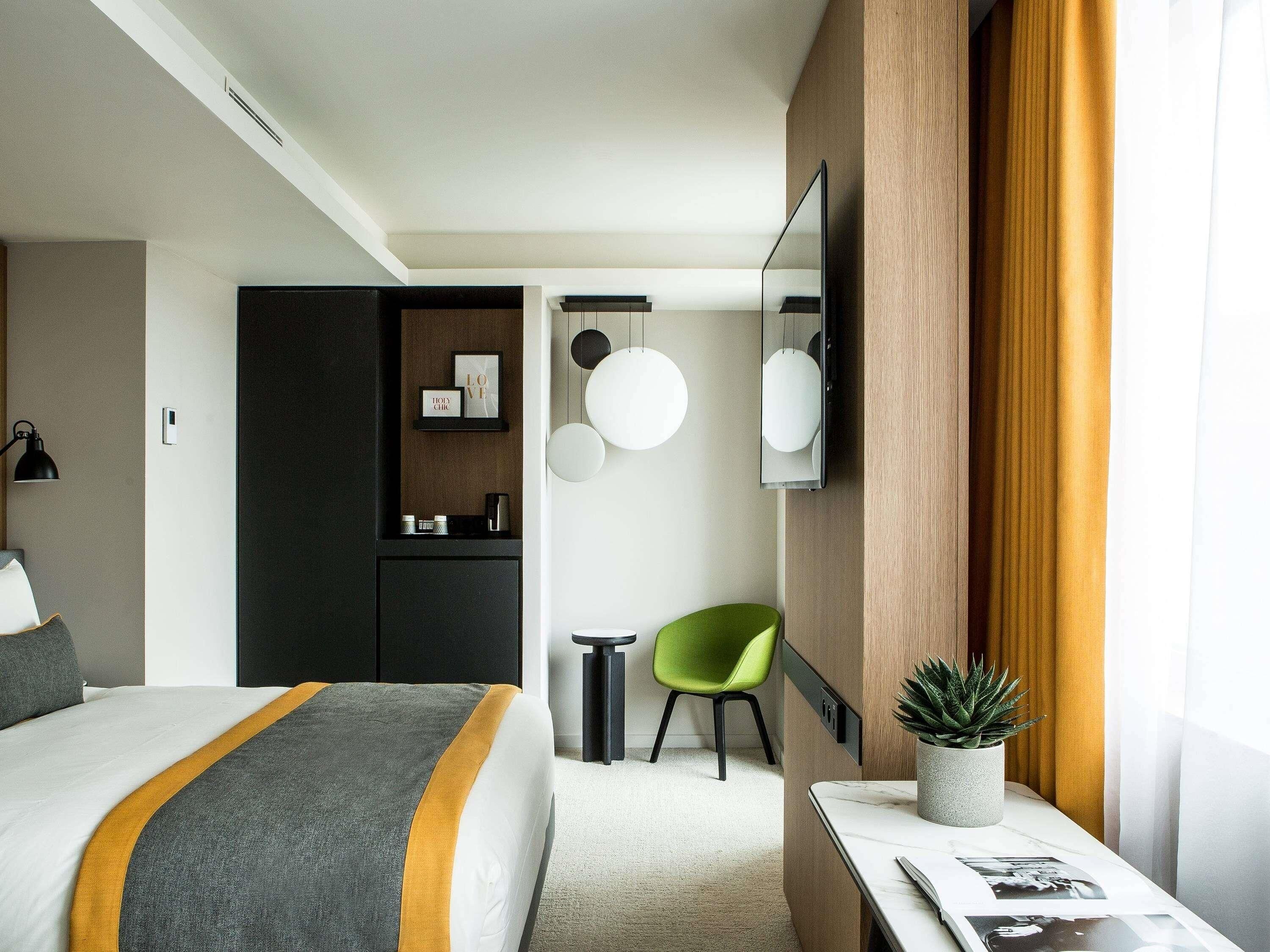 Superior-huone, 1 parisänky, parveke | Tallelokero huoneessa, työpöytä, äänieristys, silitysrauta/-lauta