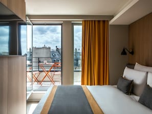 Cofres nos quartos, escrivaninha, quartos à prova de som