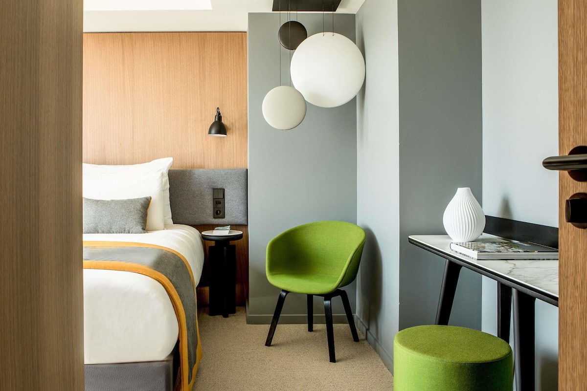 In-room safe, desk, soundproofing, iron/ironing board
