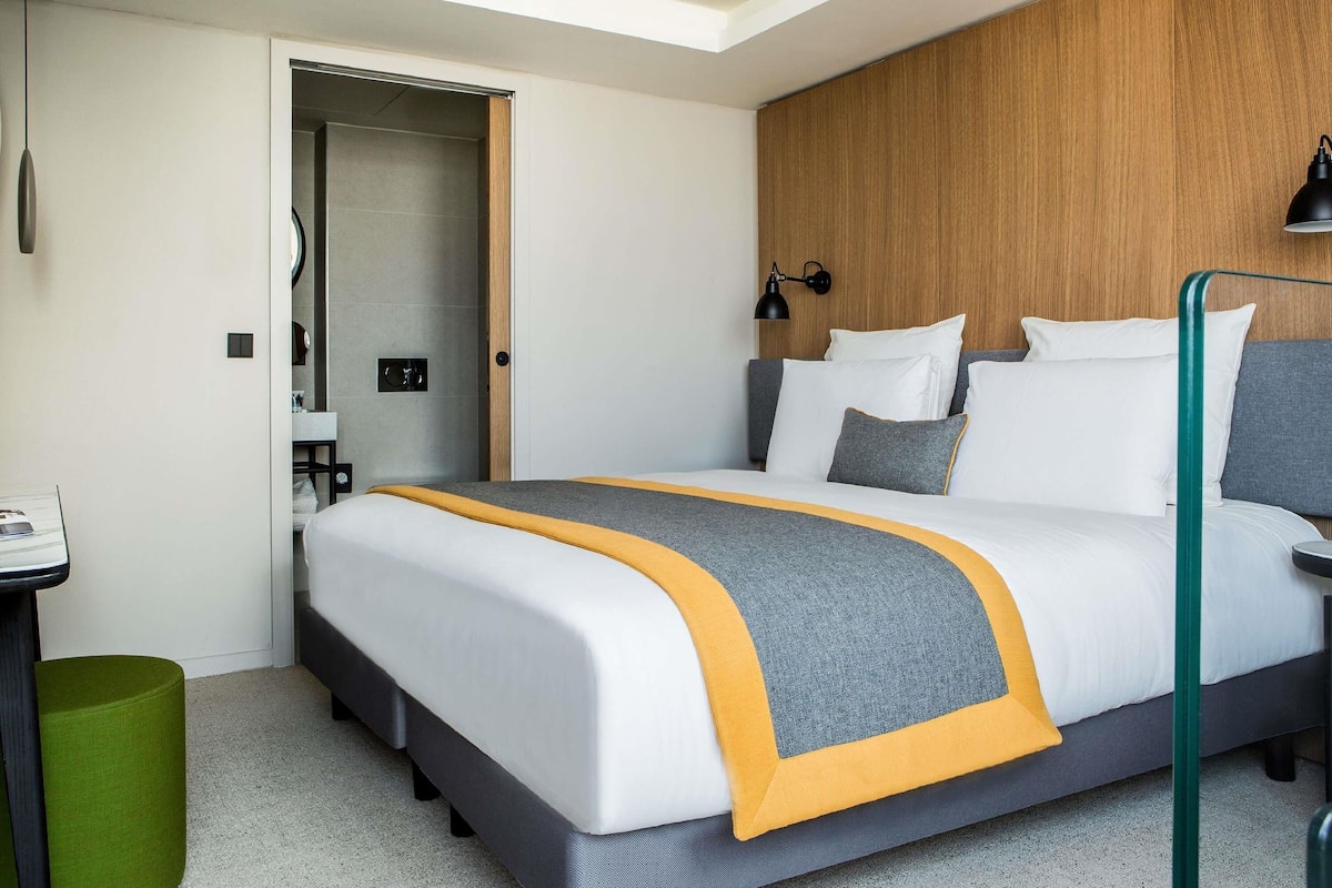 Privilege, Rom, 1 queensize-seng, balkong | Safe på rommet, skrivebord, lydisolert og strykejern/-brett